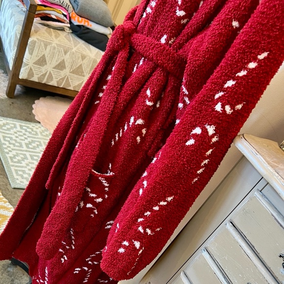 Luxurious POTTERY BARN Red Candy Cane Robe - Picture 15 of 16